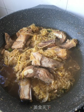 “酸辣美食”红油酸菜炖排骨的做法步骤：9
