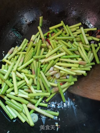 蒜苔帽炒鸡蛋的做法步骤：6