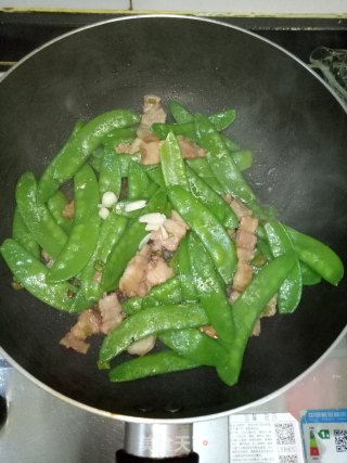 五花肉炒荷兰豆的做法步骤：6
