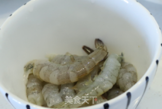 虾仁炒丝瓜的做法步骤：1