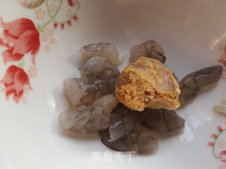 咸蛋黄虾仁炒米粉的做法步骤：1