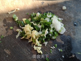 咸蛋黄虾仁炒米粉的做法步骤：2