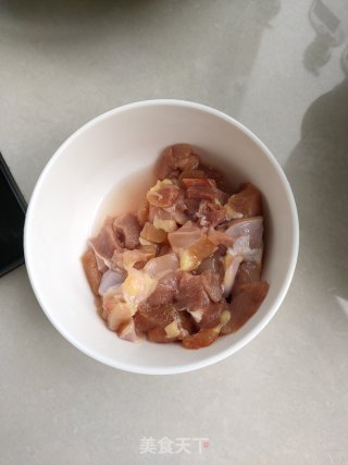 酸辣瓜片炒肉的做法步骤：1