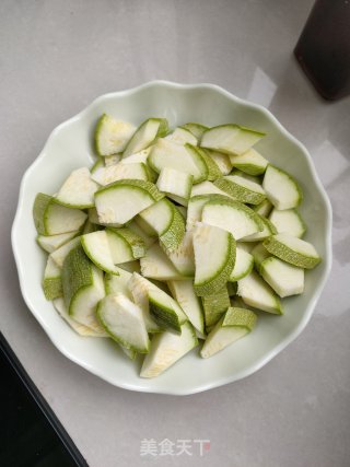 酸辣瓜片炒肉的做法步骤：3