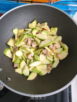 酸辣瓜片炒肉的做法步骤：10