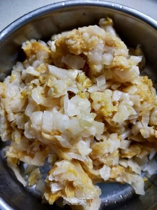 手抓饼版的酸菜饼的做法步骤：2