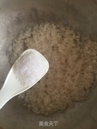 砂锅海鲜粥的做法步骤：1