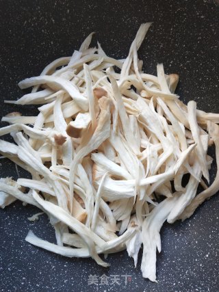 手撕杏鲍菇的做法步骤：1