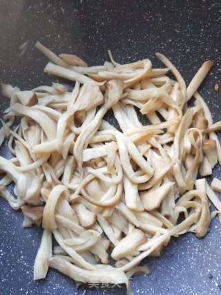 手撕杏鲍菇的做法步骤：2