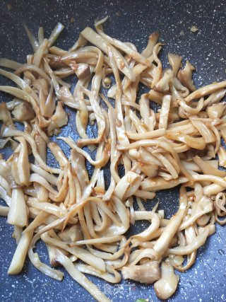 手撕杏鲍菇的做法步骤：4