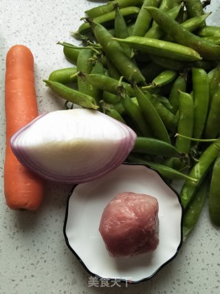 肉末胡萝卜炒豌豆的做法步骤：1