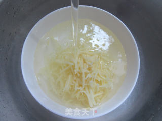 胡萝卜拌土豆丝的做法步骤：3