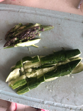 酱醋拌芦笋黄瓜的做法步骤：1