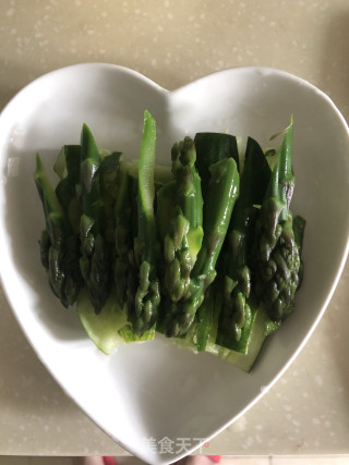 酱醋拌芦笋黄瓜的做法步骤：3