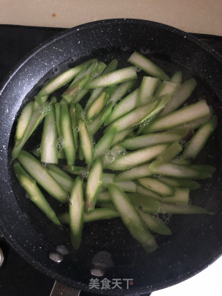 清炒绿白黄（芦笋山药炒蛋）的做法步骤：2