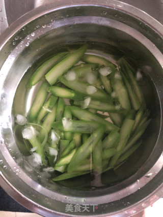 清炒绿白黄（芦笋山药炒蛋）的做法步骤：4