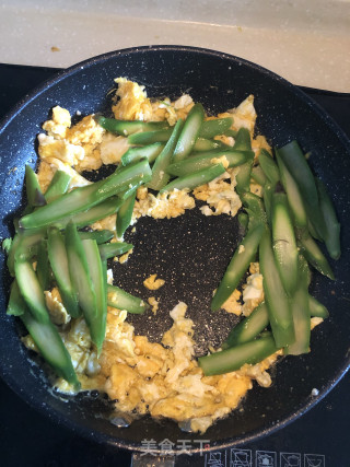 清炒绿白黄（芦笋山药炒蛋）的做法步骤：8