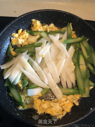 清炒绿白黄（芦笋山药炒蛋）的做法步骤：9