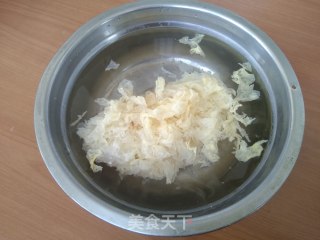 银耳雪梨羹的做法步骤：1