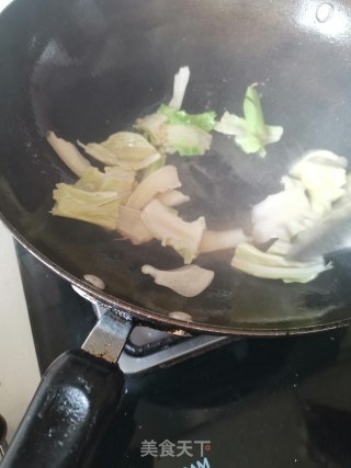 酸辣牛心菜的做法步骤：1