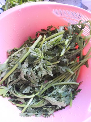 清炒茼蒿的做法步骤：1