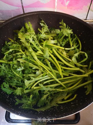 清炒茼蒿的做法步骤：2