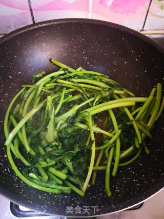清炒茼蒿的做法步骤：3