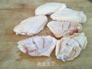 鸡翅中焖饭的做法步骤：1