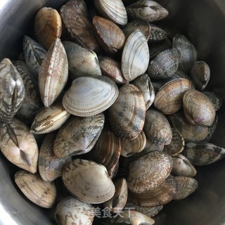 葱姜爆炒花蛤的做法步骤：1
