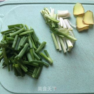 葱姜爆炒花蛤的做法步骤：2
