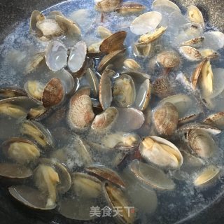 葱姜爆炒花蛤的做法步骤：3