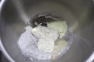 金枪鱼黑米软欧包的做法步骤：4
