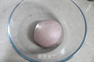 金枪鱼黑米软欧包的做法步骤：7