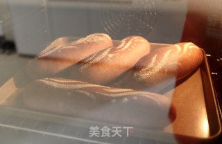 金枪鱼黑米软欧包的做法步骤：16