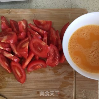 西红柿炒鸡蛋的做法步骤：2