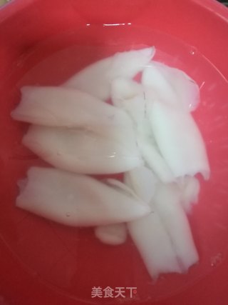 蒜香红薯粉条蒸鱿鱼的做法步骤：2
