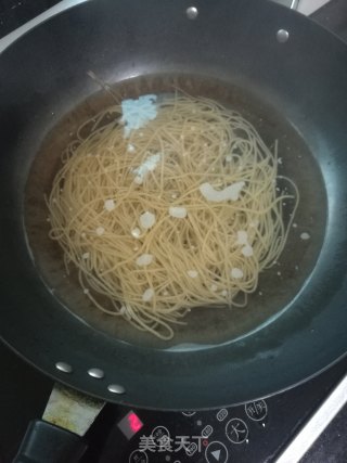 蒜香红薯粉条蒸鱿鱼的做法步骤：3