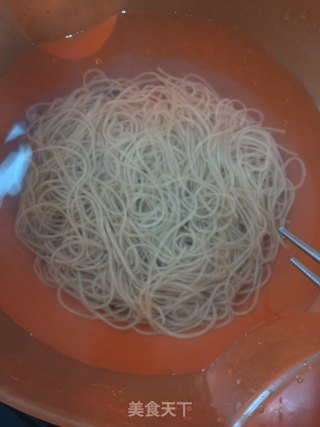 蒜香红薯粉条蒸鱿鱼的做法步骤：4