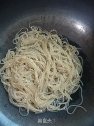 蒜香红薯粉条蒸鱿鱼的做法步骤：6