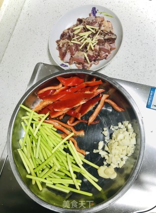 蒜薹炒牛腩的做法步骤：2
