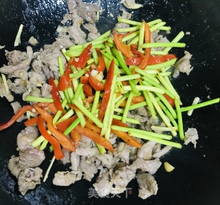 蒜薹炒牛腩的做法步骤：7