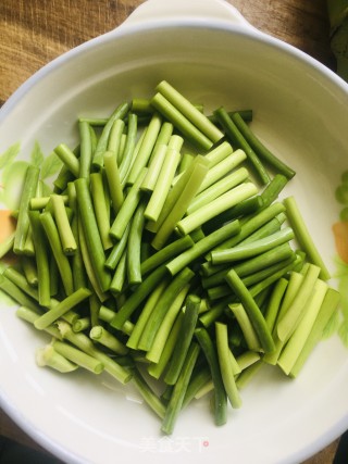蒜苔炒腊肉的做法步骤：1