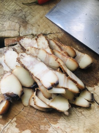 蒜苔炒腊肉的做法步骤：2