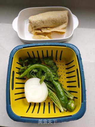 酸辣拌豆皮的做法步骤：1