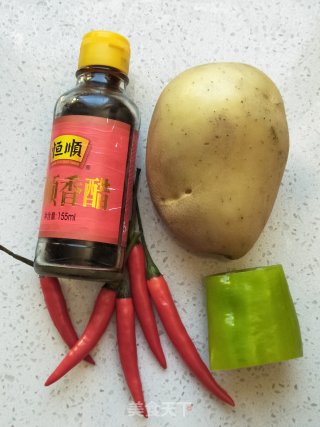 鱼露酸辣土豆丝的做法步骤：1