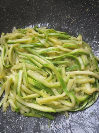 清炒西葫芦丝的做法步骤：3