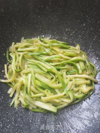 清炒西葫芦丝的做法步骤：4