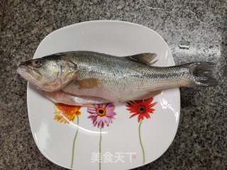 清蒸鲈鱼的做法步骤：2