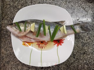 清蒸鲈鱼的做法步骤：4