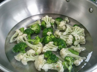 西兰花拌菜花的做法步骤：2